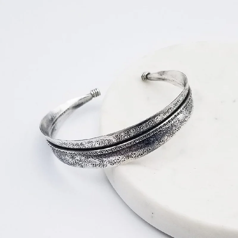 OXIDIZED RIBBON CUFF WITH LIGHT HAMMERING