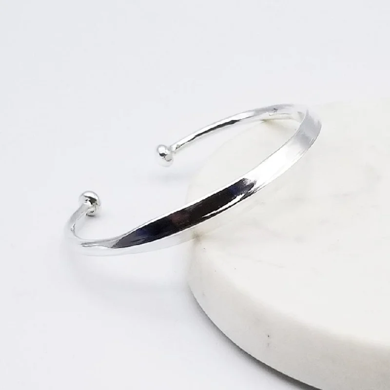 TAPERED KNIFE EDGE CUFF WITH BALL ENDS